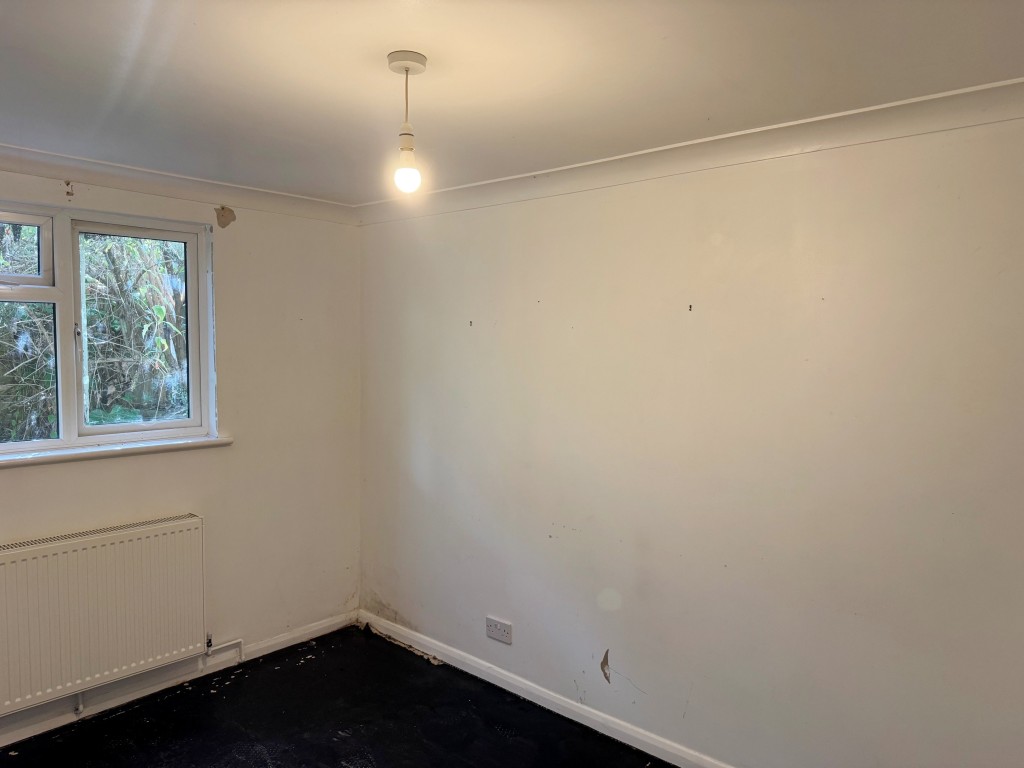 Lot: 22 - ONE-BEDROOM BUNGALOW WITH GARDEN FOR INVESTMENT OR OCCUPATION - Bedroom